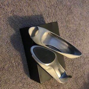 Ellen Tracy silver pumps
